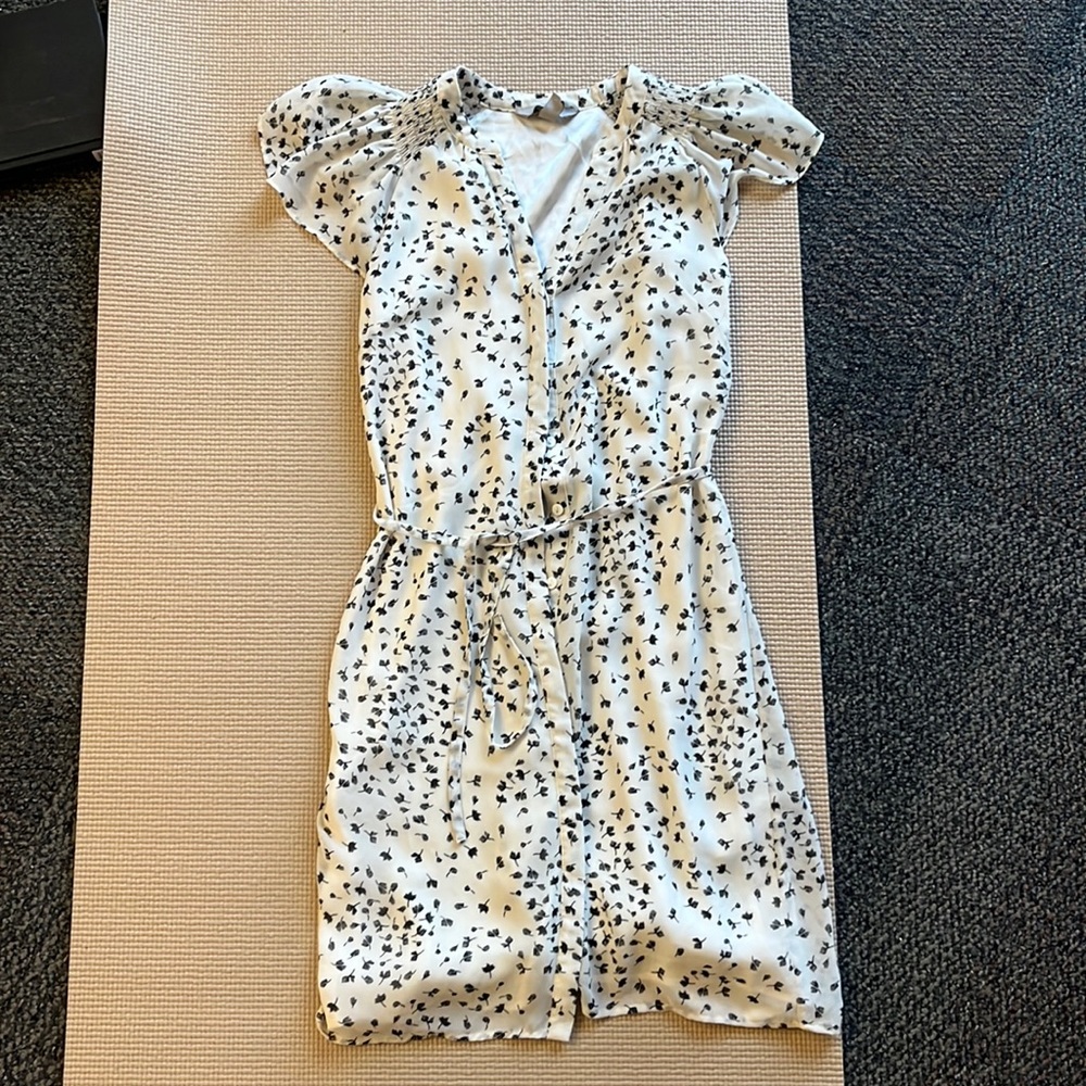 H&M flutter sleeve printed mini dress office cream color.